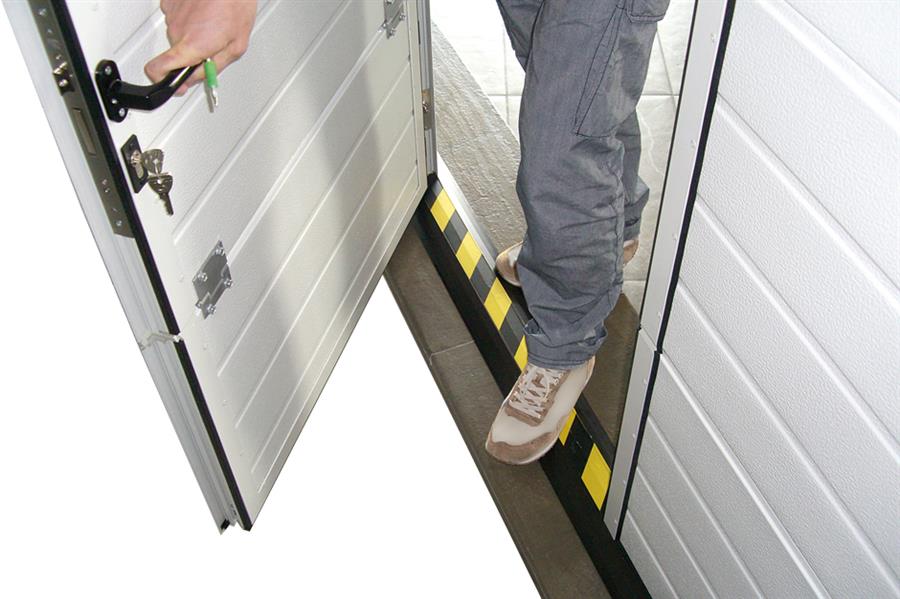 Pedestrian door with lowered threshold (optional) of 3 cm